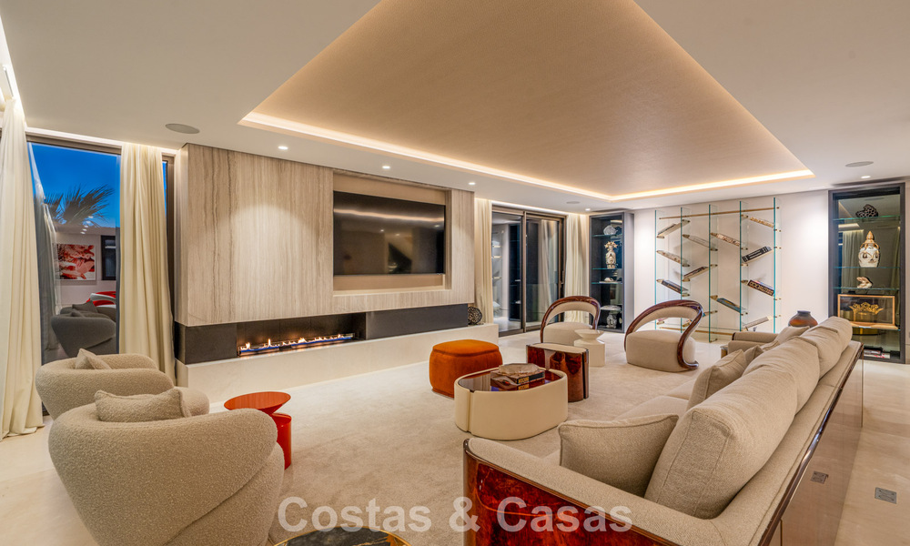Villa de diseño de alta gama con vistas al mar en venta en la Milla de Oro de Marbella 788124