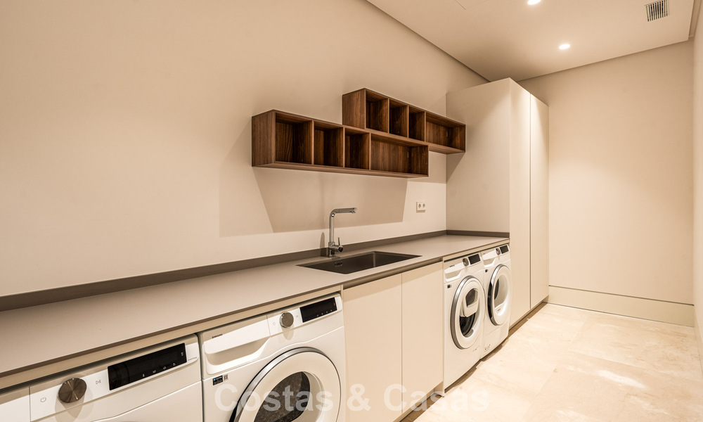 Villa de diseño de alta gama con vistas al mar en venta en la Milla de Oro de Marbella 788127