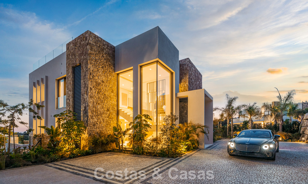 Villa de lujo modernista con vistas al mar en venta en la Milla de Oro de Marbella 788159