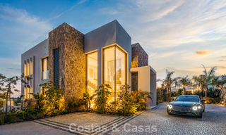 Villa de lujo modernista con vistas al mar en venta en la Milla de Oro de Marbella 788159 