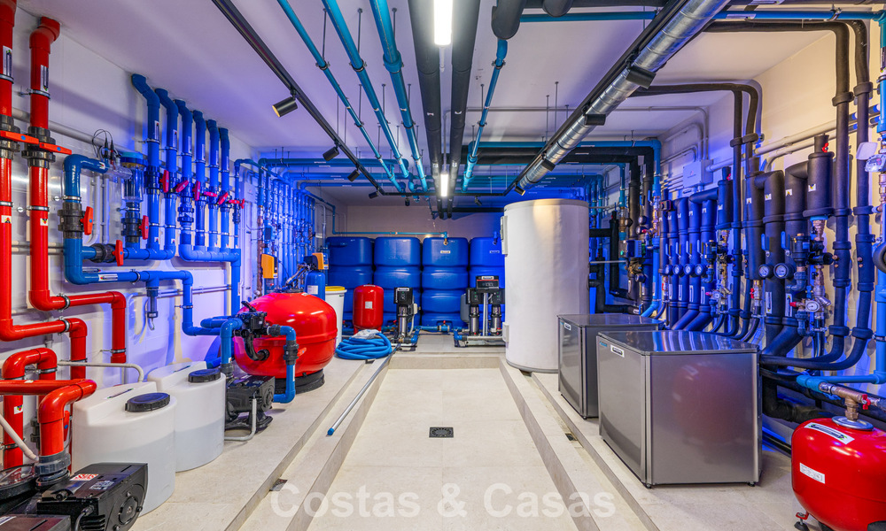 Villa de lujo modernista con vistas al mar en venta en la Milla de Oro de Marbella 788160