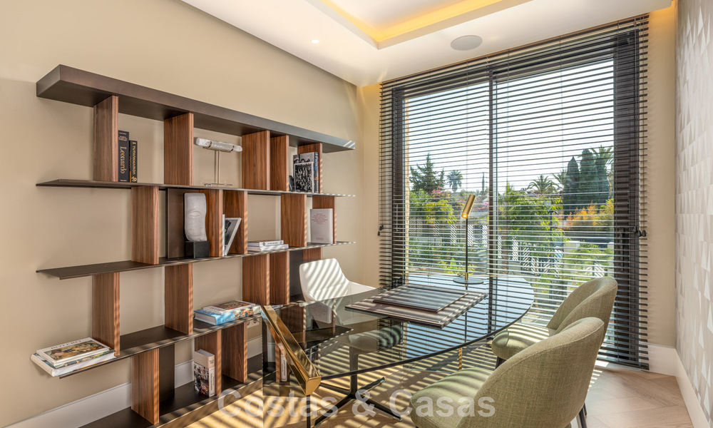 Villa de lujo modernista con vistas al mar en venta en la Milla de Oro de Marbella 788170