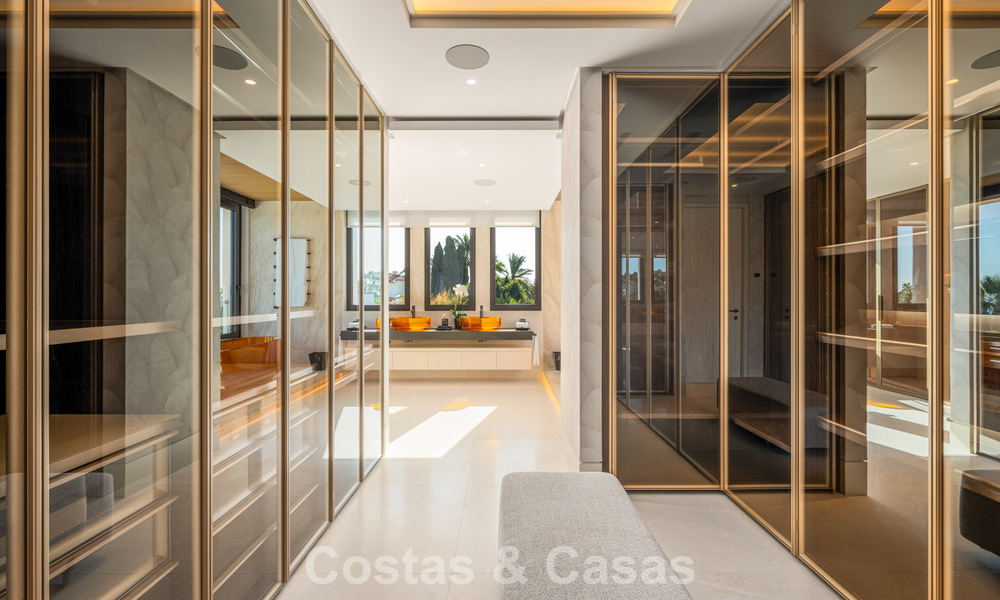 Villa de lujo modernista con vistas al mar en venta en la Milla de Oro de Marbella 788171