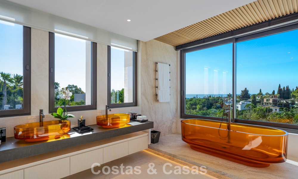 Villa de lujo modernista con vistas al mar en venta en la Milla de Oro de Marbella 788173