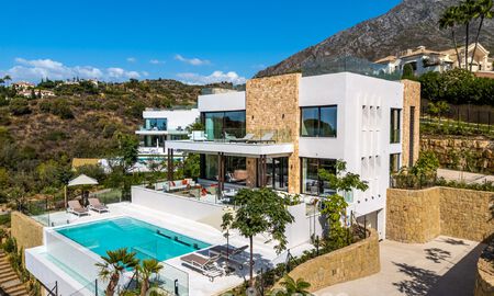 Villa de lujo modernista con vistas al mar en venta en la Milla de Oro de Marbella 788175