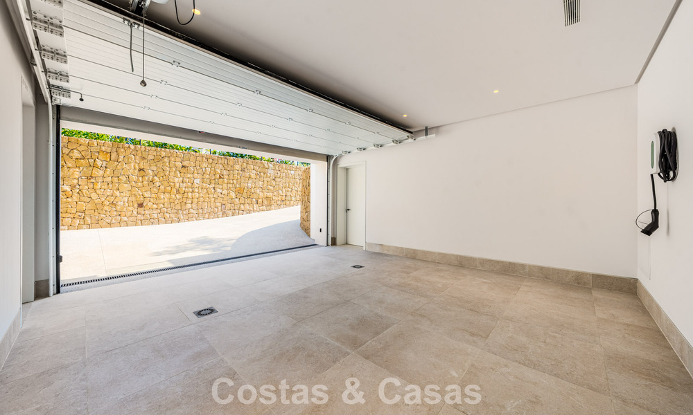 Villa de lujo modernista con vistas al mar en venta en la Milla de Oro de Marbella 788188