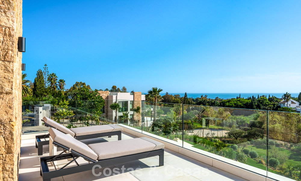 Villa de lujo modernista con vistas al mar en venta en la Milla de Oro de Marbella 788192
