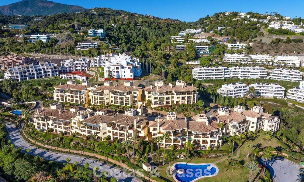 Apartamento esquinero listo para entrar a vivir en venta en un complejo de golf en las colinas de Marbella - Benahavís 788236