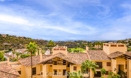 Apartamento esquinero listo para entrar a vivir en venta en un complejo de golf en las colinas de Marbella - Benahavís 788237