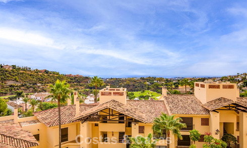 Apartamento esquinero listo para entrar a vivir en venta en un complejo de golf en las colinas de Marbella - Benahavís 788237