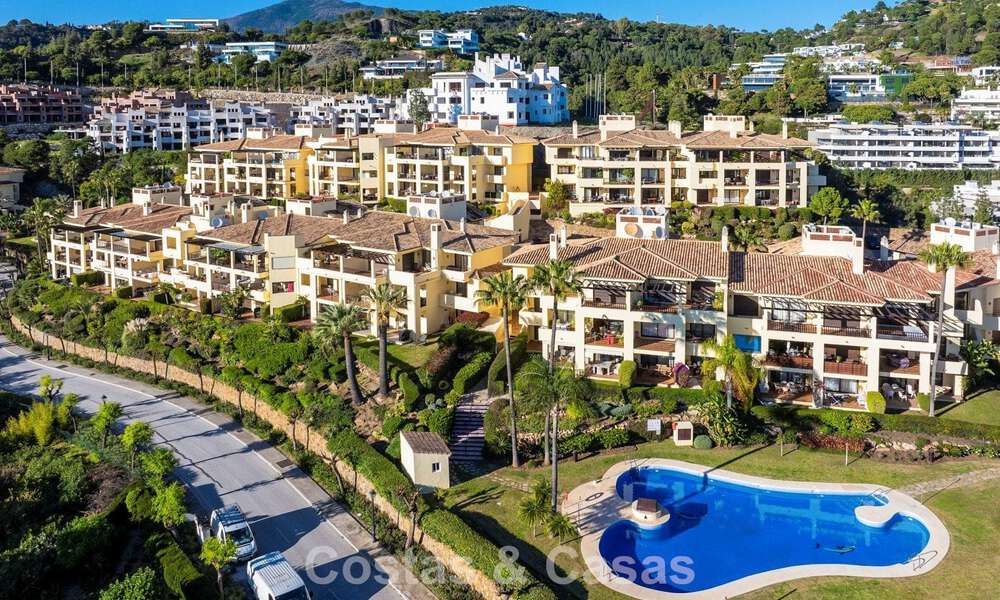 Apartamento esquinero listo para entrar a vivir en venta en un complejo de golf en las colinas de Marbella - Benahavís 788240