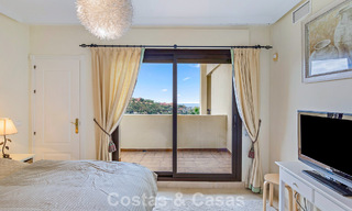 Apartamento esquinero listo para entrar a vivir en venta en un complejo de golf en las colinas de Marbella - Benahavís 788241 