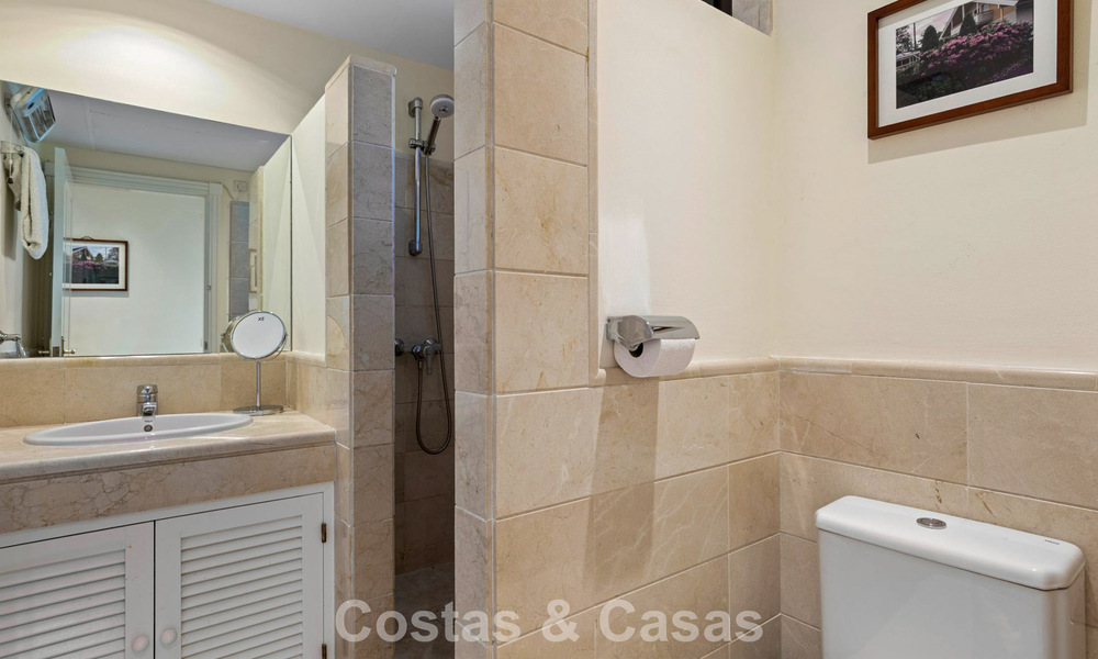 Apartamento esquinero listo para entrar a vivir en venta en un complejo de golf en las colinas de Marbella - Benahavís 788244