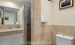 Apartamento esquinero listo para entrar a vivir en venta en un complejo de golf en las colinas de Marbella - Benahavís 788244 