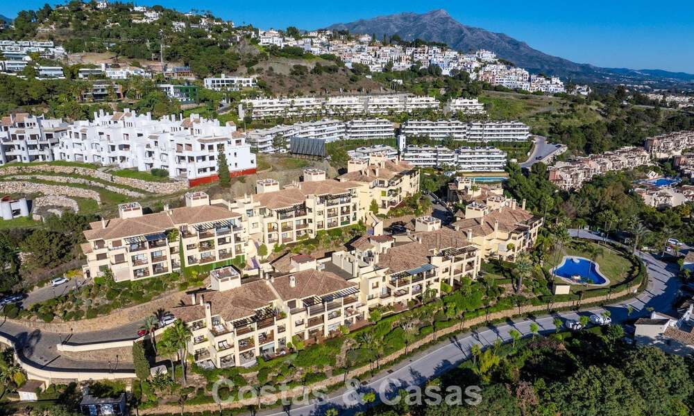 Apartamento esquinero listo para entrar a vivir en venta en un complejo de golf en las colinas de Marbella - Benahavís 788245
