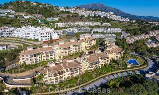 Apartamento esquinero listo para entrar a vivir en venta en un complejo de golf en las colinas de Marbella - Benahavís 788245 
