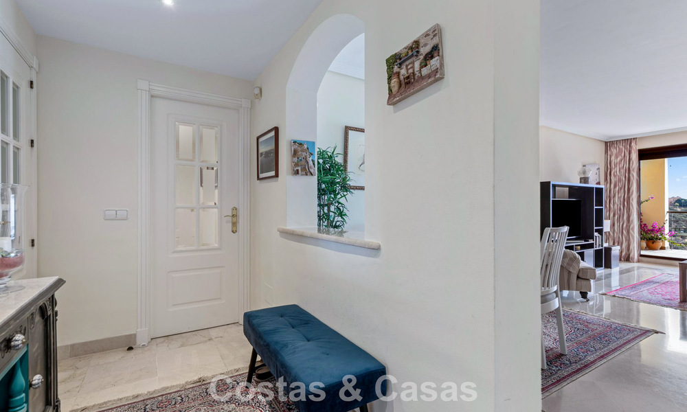 Apartamento esquinero listo para entrar a vivir en venta en un complejo de golf en las colinas de Marbella - Benahavís 788247