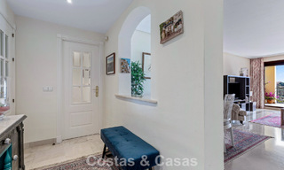 Apartamento esquinero listo para entrar a vivir en venta en un complejo de golf en las colinas de Marbella - Benahavís 788247 