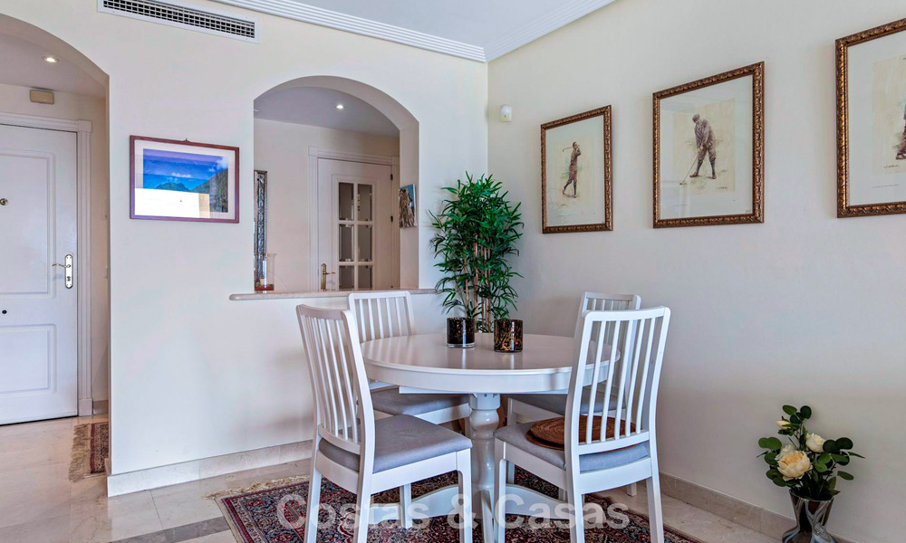 Apartamento esquinero listo para entrar a vivir en venta en un complejo de golf en las colinas de Marbella - Benahavís 788248