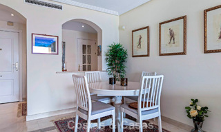 Apartamento esquinero listo para entrar a vivir en venta en un complejo de golf en las colinas de Marbella - Benahavís 788248 