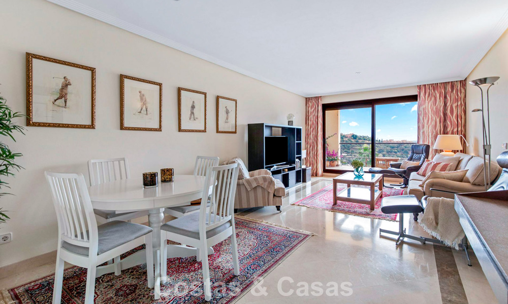 Apartamento esquinero listo para entrar a vivir en venta en un complejo de golf en las colinas de Marbella - Benahavís 788250