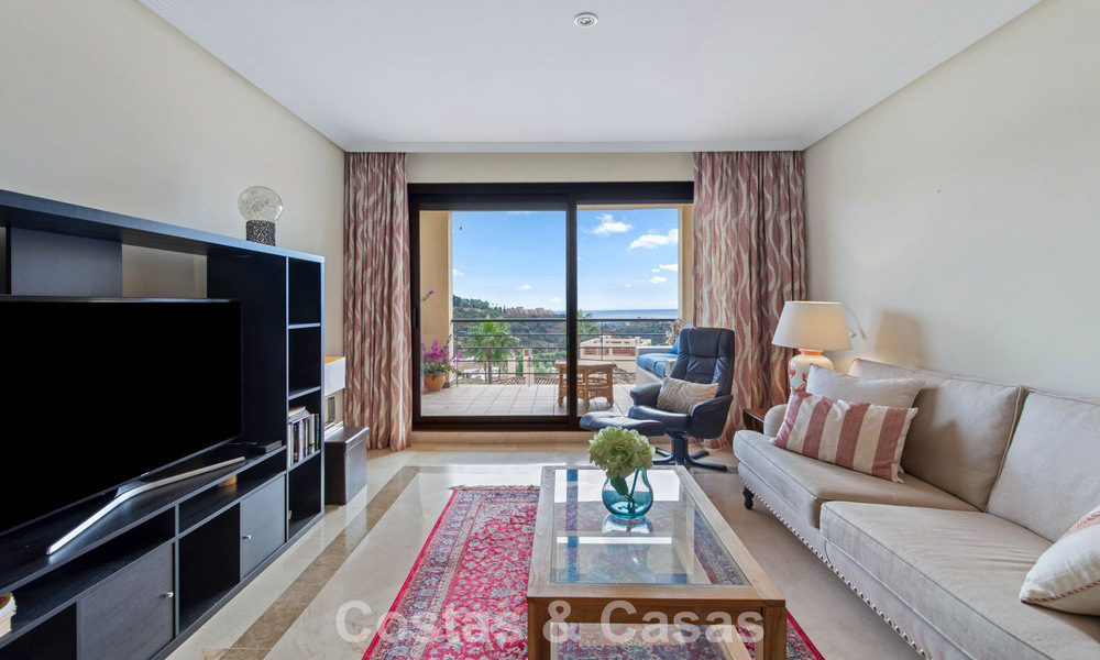 Apartamento esquinero listo para entrar a vivir en venta en un complejo de golf en las colinas de Marbella - Benahavís 788251