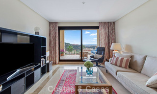 Apartamento esquinero listo para entrar a vivir en venta en un complejo de golf en las colinas de Marbella - Benahavís 788251 