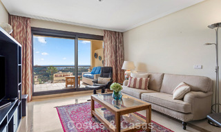 Apartamento esquinero listo para entrar a vivir en venta en un complejo de golf en las colinas de Marbella - Benahavís 788252 