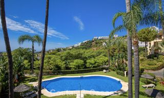 Apartamento esquinero listo para entrar a vivir en venta en un complejo de golf en las colinas de Marbella - Benahavís 788254 