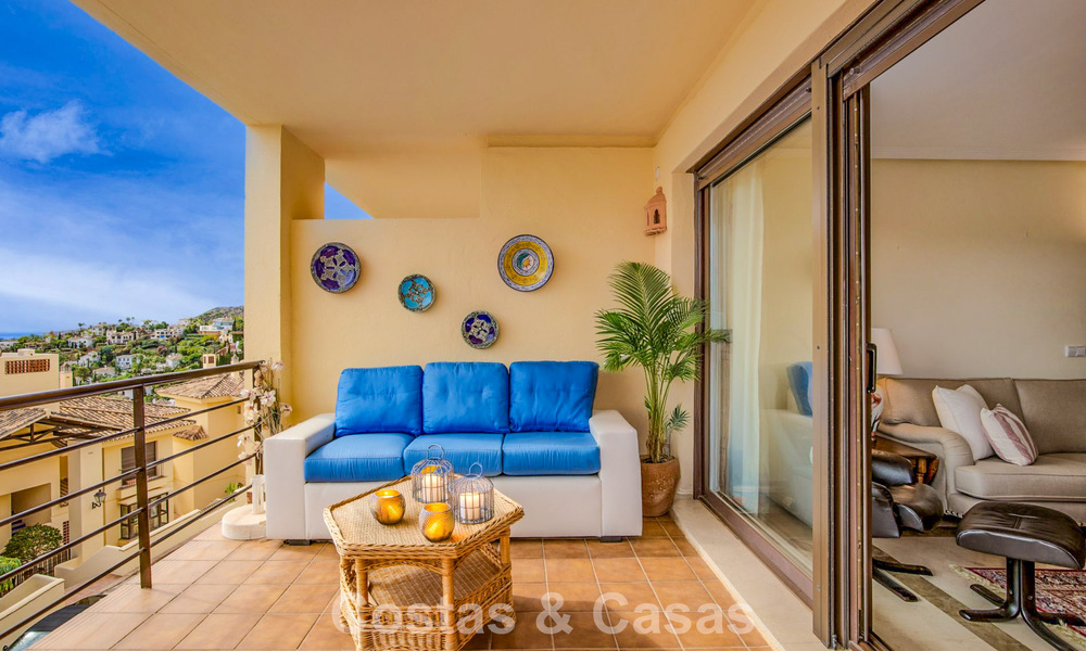 Apartamento esquinero listo para entrar a vivir en venta en un complejo de golf en las colinas de Marbella - Benahavís 788256