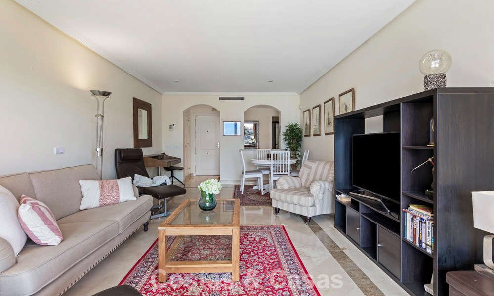 Apartamento esquinero listo para entrar a vivir en venta en un complejo de golf en las colinas de Marbella - Benahavís 788257