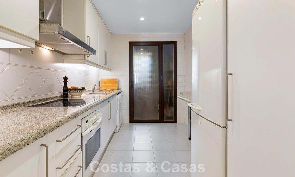 Apartamento esquinero listo para entrar a vivir en venta en un complejo de golf en las colinas de Marbella - Benahavís 788258