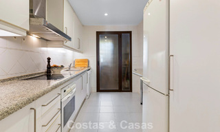 Apartamento esquinero listo para entrar a vivir en venta en un complejo de golf en las colinas de Marbella - Benahavís 788258 