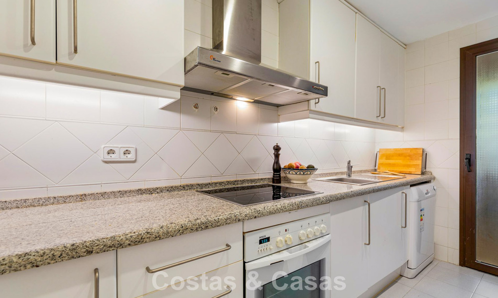 Apartamento esquinero listo para entrar a vivir en venta en un complejo de golf en las colinas de Marbella - Benahavís 788259