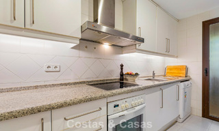 Apartamento esquinero listo para entrar a vivir en venta en un complejo de golf en las colinas de Marbella - Benahavís 788259 