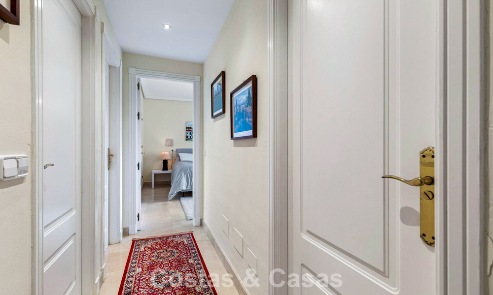 Apartamento esquinero listo para entrar a vivir en venta en un complejo de golf en las colinas de Marbella - Benahavís 788260