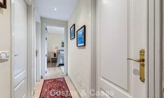 Apartamento esquinero listo para entrar a vivir en venta en un complejo de golf en las colinas de Marbella - Benahavís 788260 