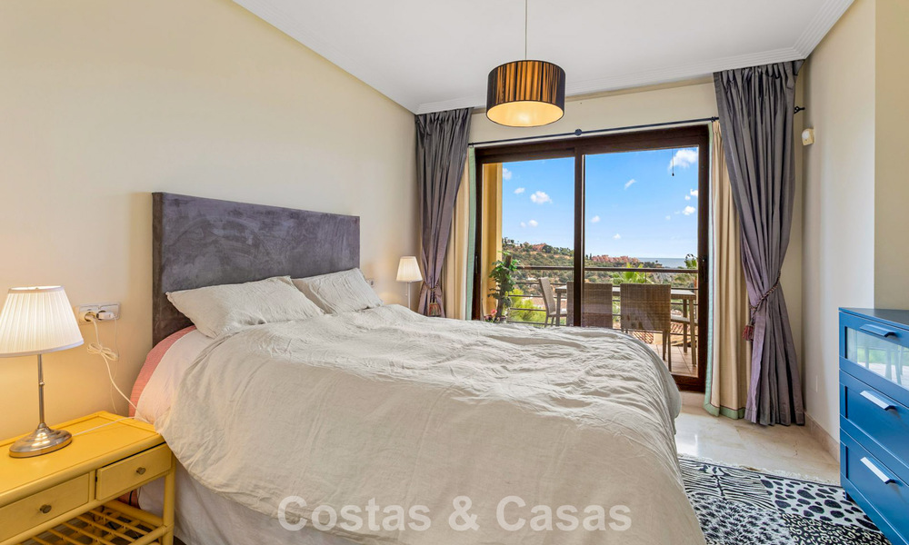 Apartamento esquinero listo para entrar a vivir en venta en un complejo de golf en las colinas de Marbella - Benahavís 788262