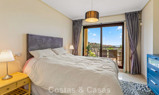 Apartamento esquinero listo para entrar a vivir en venta en un complejo de golf en las colinas de Marbella - Benahavís 788262 