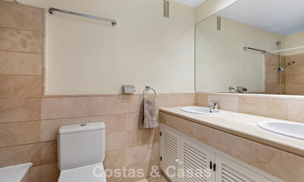 Apartamento esquinero listo para entrar a vivir en venta en un complejo de golf en las colinas de Marbella - Benahavís 788263