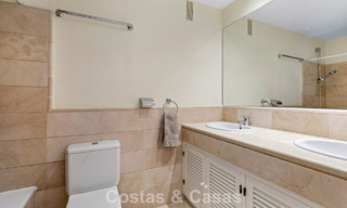 Apartamento esquinero listo para entrar a vivir en venta en un complejo de golf en las colinas de Marbella - Benahavís 788263 