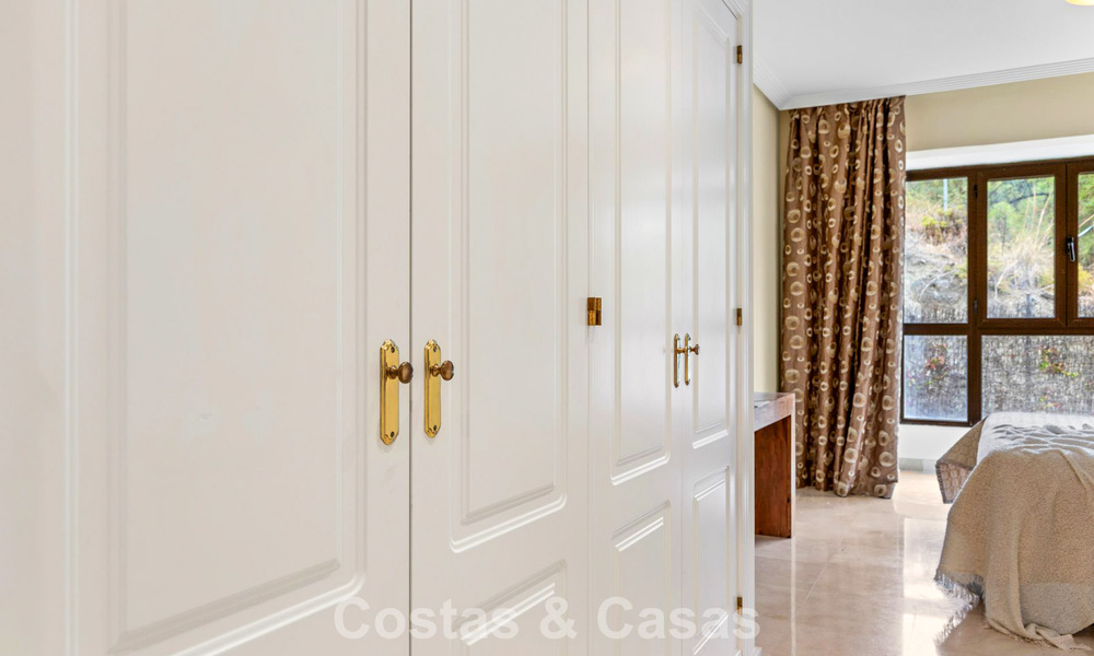 Apartamento esquinero listo para entrar a vivir en venta en un complejo de golf en las colinas de Marbella - Benahavís 788265