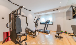 Villa de lujo elegantemente reformada en venta en una exclusiva urbanización de golf en Nueva Andalucía, Marbella 788437 