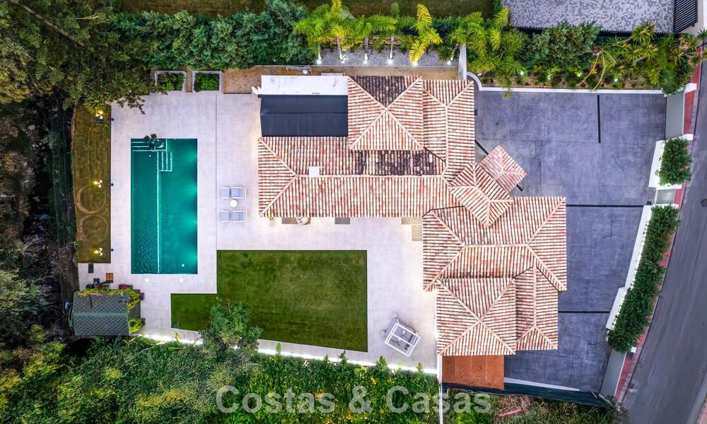 Villa de lujo elegantemente reformada en venta en una exclusiva urbanización de golf en Nueva Andalucía, Marbella 788439