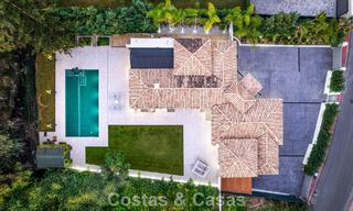 Villa de lujo elegantemente reformada en venta en una exclusiva urbanización de golf en Nueva Andalucía, Marbella 788439 