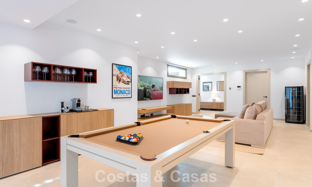 Villa de lujo elegantemente reformada en venta en una exclusiva urbanización de golf en Nueva Andalucía, Marbella 788440