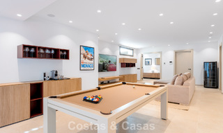 Villa de lujo elegantemente reformada en venta en una exclusiva urbanización de golf en Nueva Andalucía, Marbella 788440 