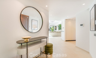 Villa de lujo elegantemente reformada en venta en una exclusiva urbanización de golf en Nueva Andalucía, Marbella 788442 