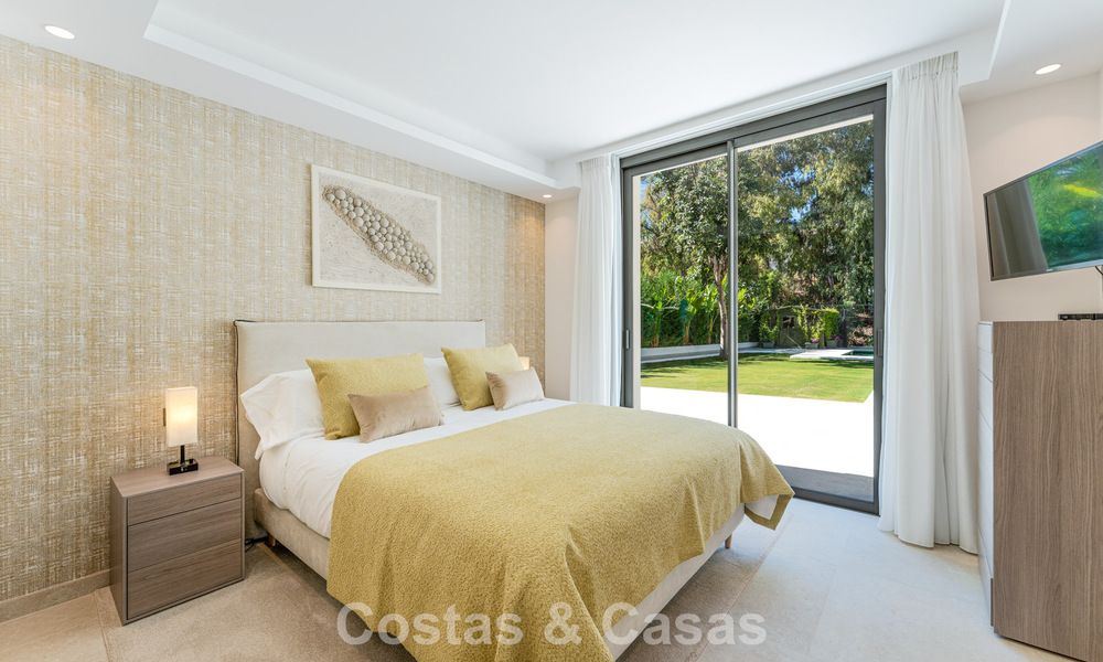 Villa de lujo elegantemente reformada en venta en una exclusiva urbanización de golf en Nueva Andalucía, Marbella 788443