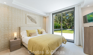 Villa de lujo elegantemente reformada en venta en una exclusiva urbanización de golf en Nueva Andalucía, Marbella 788443 